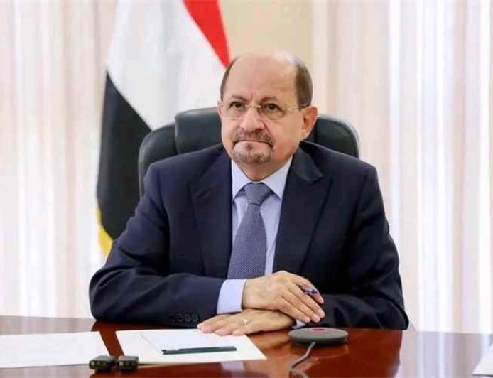 رئيس الوزراء يتعهد بمساندة تعز ومحاسبة المسؤولين عن حصارها