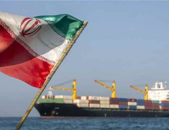 الجيش الأمريكي يدمر زورقين إيرانيين بعد محاولة سرقة طائرة مسيرة في مضيق هرمز