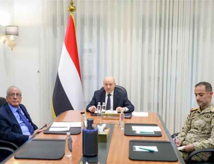 العليمي يوجّه المحافظين بتنفيذ قراري التعبئة والعودة الآمنة