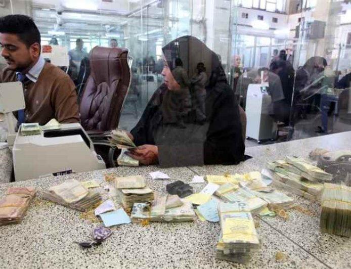 قيادات حـ.ـوثية تسحب أموالها من بنوك صنعاء تمهيدًا لمغادرة العاصمة