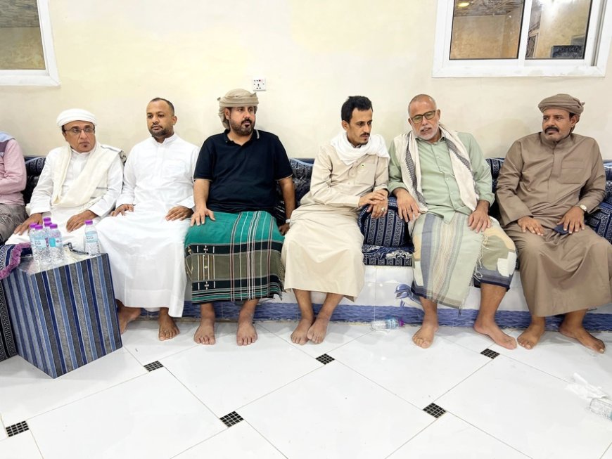 الجهوري وباعلوي يقدمان واجب العزاء للوكيل حسن الجيلاني بوفاة نجله