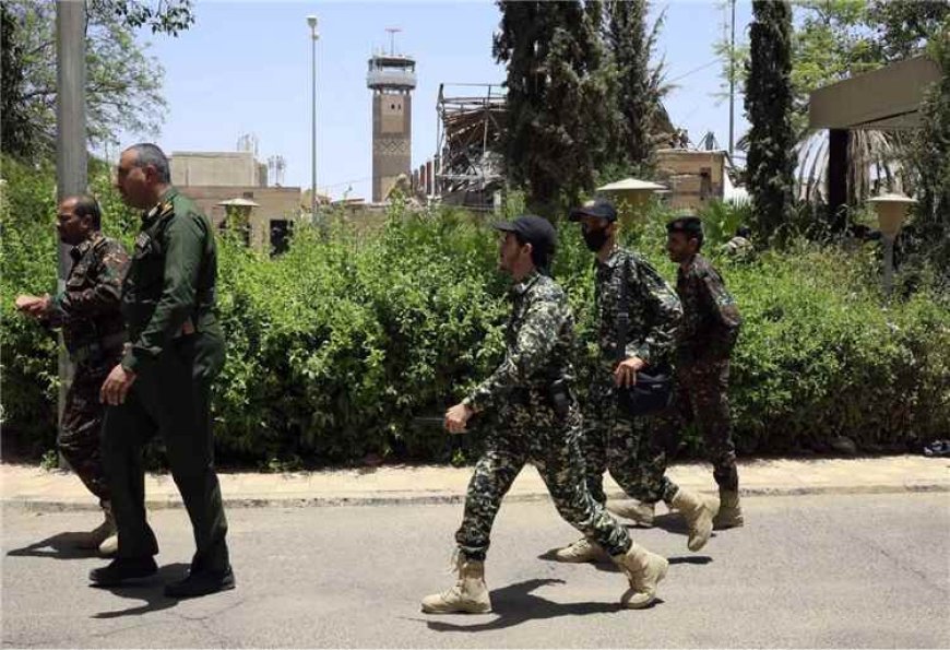 انحسار حـ.ـوثي في صنعاء.. مسلحون يغادرون الشوارع لتعزيز الجبهات