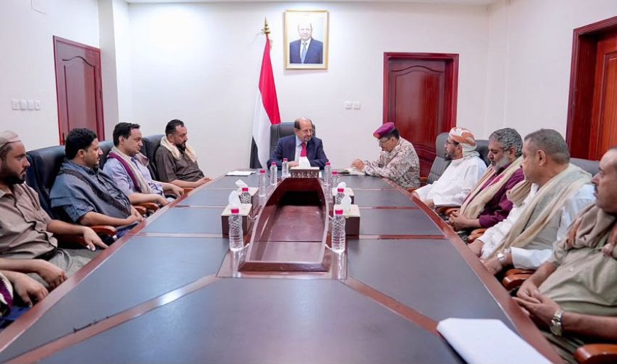 رئيس الوزراء من عدن: الحكومة تدير تداعيات التصعيد ودعم الجبهات في مقدمة الأولويات