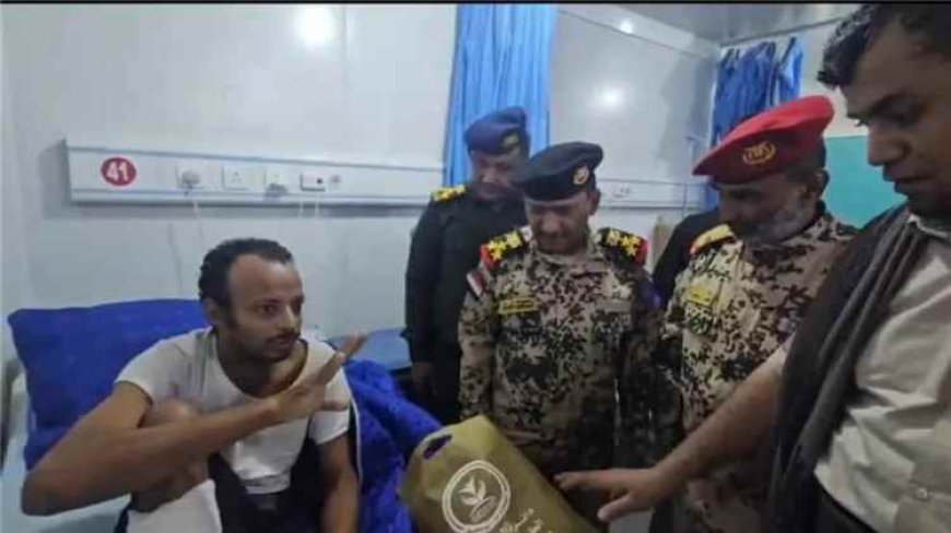 طارق صالح يوجّه بمضاعفة رعاية جرحى معارك الساحل ونقل الحالات للعلاج خارج اليمن