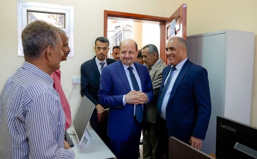 رئيس الوزراء يوجه باستيعاب النازحين ويطالب بثورة في التعليم