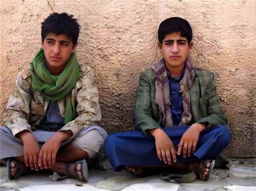العثور على طفلين جُنّدا مع الحـ.ـوثيين بعد نفاد ذخيرتهما في تعز