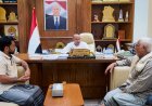 الخنبشي يناقش تعثر طريق رحاب دوعن واحتياجات طلاب مدرسة المصموم