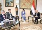 الرئيس العليمي يبحث مع القائم بالأعمال الأمريكي تصعيد الحوثيين ويؤكد استمرار عملية فجر اليمن