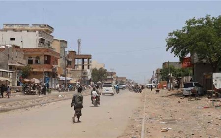 الحـ.ـوثيون يقتحمون منظمة إنسانية وينهبون مساعدات للنازحين في الخوخة