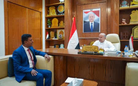 محافظ حضرموت يلتقي مدير عام الشحر ويبحث أولويات العمل والاحتياجات الخدمية
