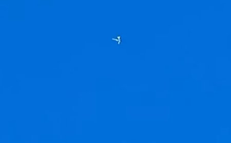 تحليق طائرة مُسيّرة في سماء منطقة خلف بالمكلا