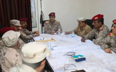 وزير الدفاع يؤكد أهمية التنسيق الميداني خلال عملية فجر اليمن