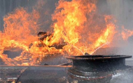 حريق على متن ناقلة بعد إصابتها بقذيفة في مضيق هرمز
