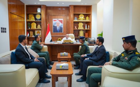 الخنبشي يبحث أوضاع الهجرة والجوازات بحضرموت وسبل تطوير خدماتها