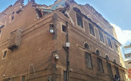 مقتل طفل وإصابة مدنيين وتضرر  منازل جراء سقوط صاروخ حـ.ـوثي في حي شعوب بصنعاء