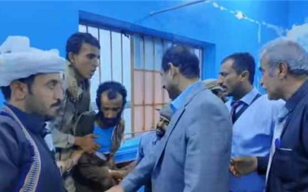 محافظ شبوة يتفقد جرحى الهجوم الصاروخي ويوجه بتوفير الرعاية الطبية اللازمة
