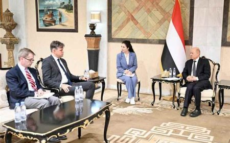 الرئيس العليمي يبحث مع القائم بالأعمال الأمريكي تصعيد الحوثيين ويؤكد استمرار عملية فجر اليمن