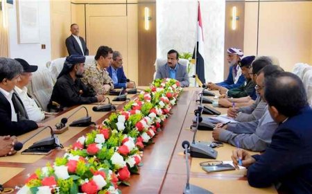 عقب استهداف معسكر العلم.. محافظ شبوة يترأس اجتماعاً لتعزيز دعم وإسناد جبهات القتال
