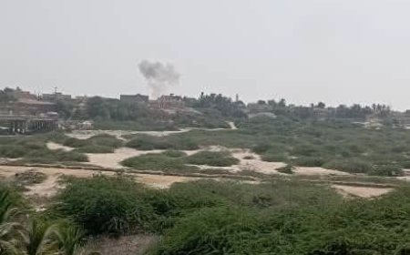 أنباء جديدة تؤكد استهداف مطار الريان بالمكلا بعدة طائرات مسيّرة حـ.ـوثية