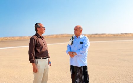 الخنبشي من مطار الريان: استهداف المنشآت المدنية جريمة حرب