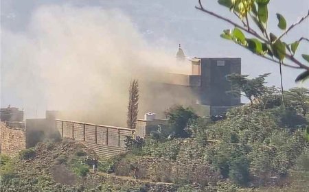 قصف حـ.ـوثي يستهدف مدرسة ومسجدًا في جبل صبر بتعز