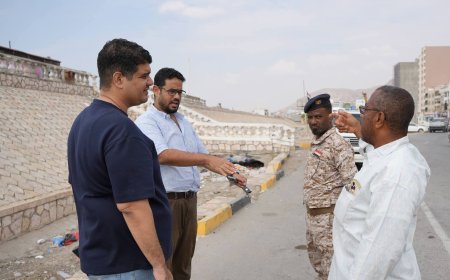 قبل وصول الحالة الجوية.. حملة ميدانية لتنظيف مجاري السيول وعبارات التصريف بالمكلا