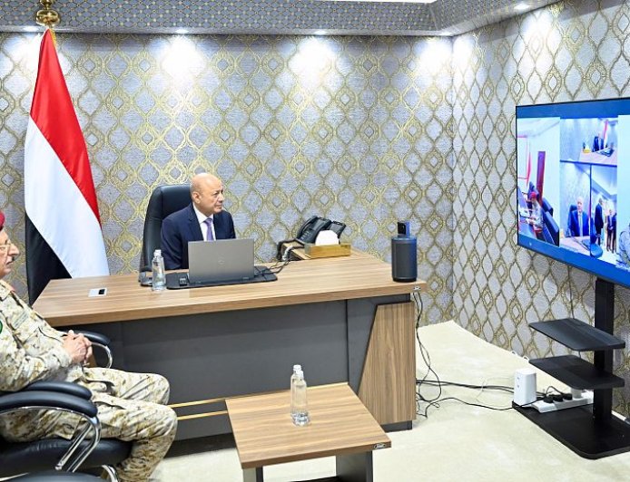 العليمي يتابع مستجدات فجر اليمن ويشيد بانتصارات القوات المسلحة