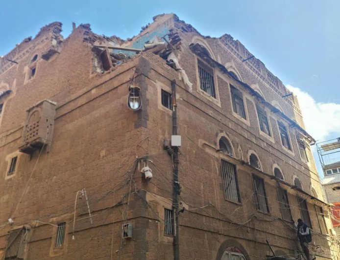 مقتل طفل وإصابة مدنيين وتضرر  منازل جراء سقوط صاروخ حـ.ـوثي في حي شعوب بصنعاء