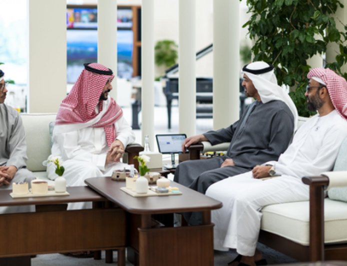 الرئيس الإماراتي يبحث مع وزير الدفاع السعودي سبل تعزيز الأمن والاستقرار في المنطقة