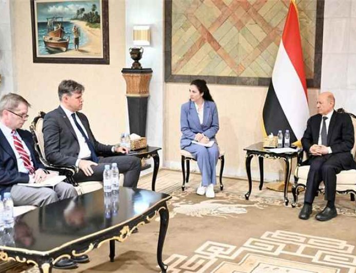 الرئيس العليمي يبحث مع القائم بالأعمال الأمريكي تصعيد الحوثيين ويؤكد استمرار عملية فجر اليمن