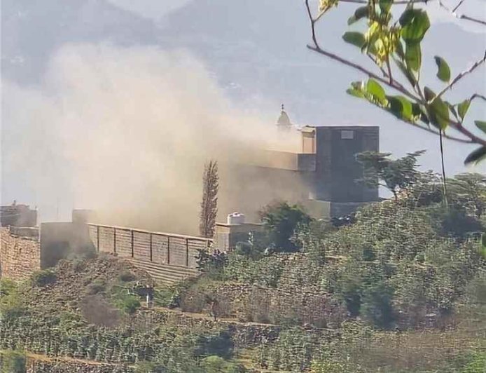 قصف حـ.ـوثي يستهدف مدرسة ومسجدًا في جبل صبر بتعز