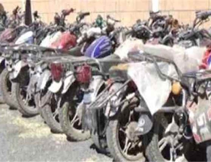 تعزيزات حـ.ـوثية تضم دراجات نارية تتجه نحو جبهات تعز