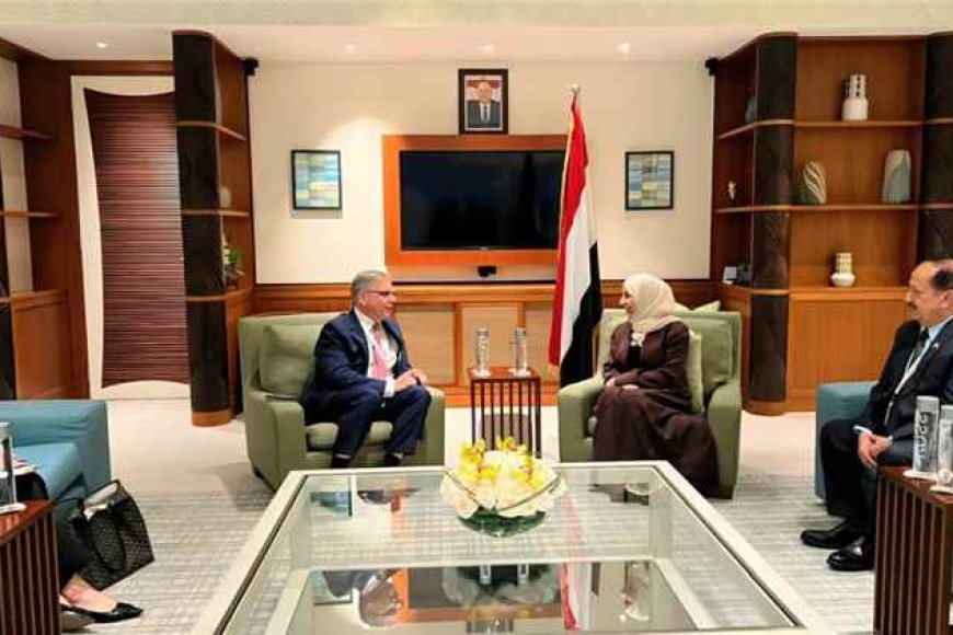 وزيرة الخارجية تبحث مع مسؤول أمريكي دعم الحكومة اليمنية ومواجهة تهديدات الحـ.ـوثيين