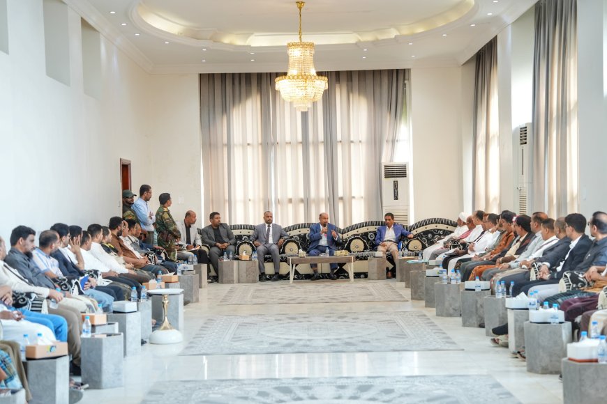 الخنبشي يبحث مع رجال الأعمال توحيد الجهود لإيصال المساعدات إلى المحافظات المتضررة