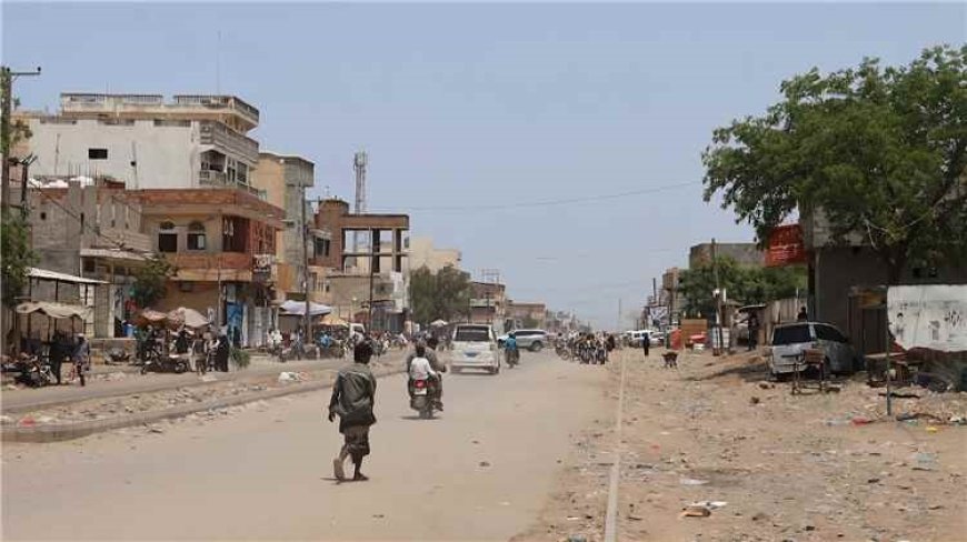 الحـ.ـوثيون يقتحمون منظمة إنسانية وينهبون مساعدات للنازحين في الخوخة