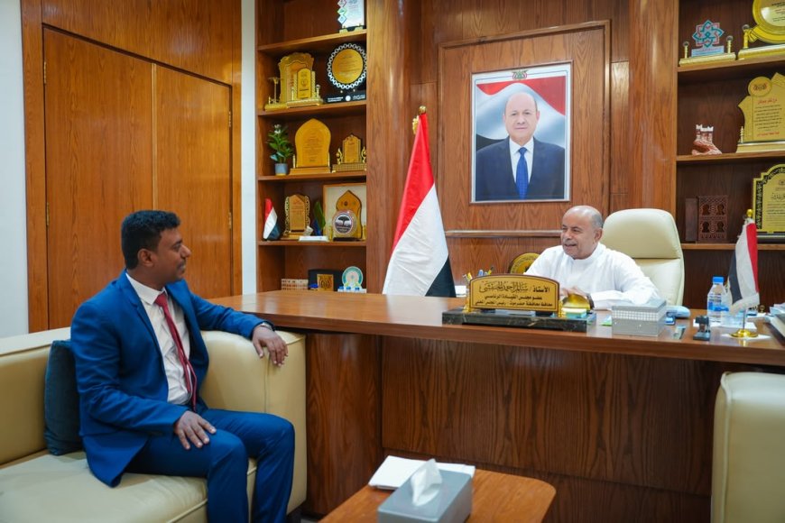 محافظ حضرموت يلتقي مدير عام الشحر ويبحث أولويات العمل والاحتياجات الخدمية