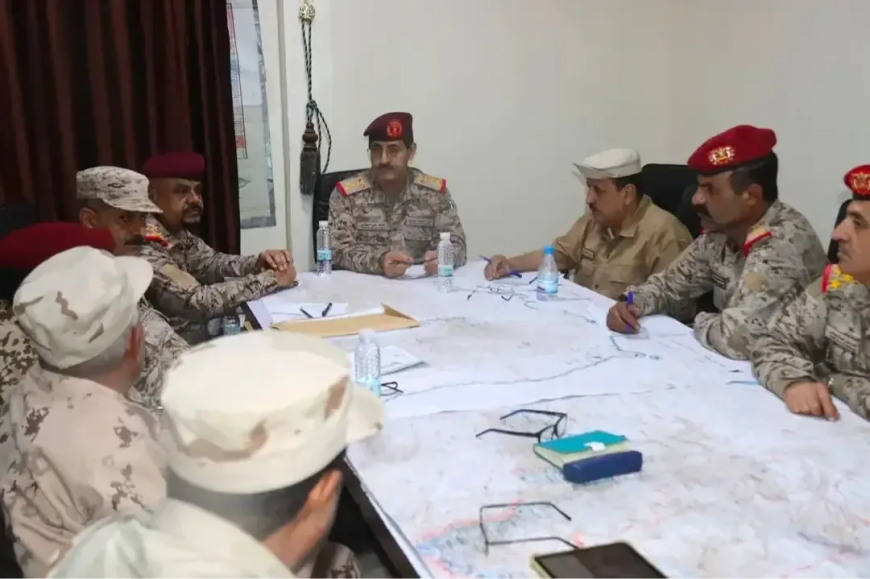 وزير الدفاع يؤكد أهمية التنسيق الميداني خلال عملية فجر اليمن