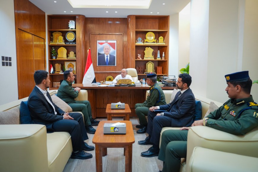 الخنبشي يبحث أوضاع الهجرة والجوازات بحضرموت وسبل تطوير خدماتها
