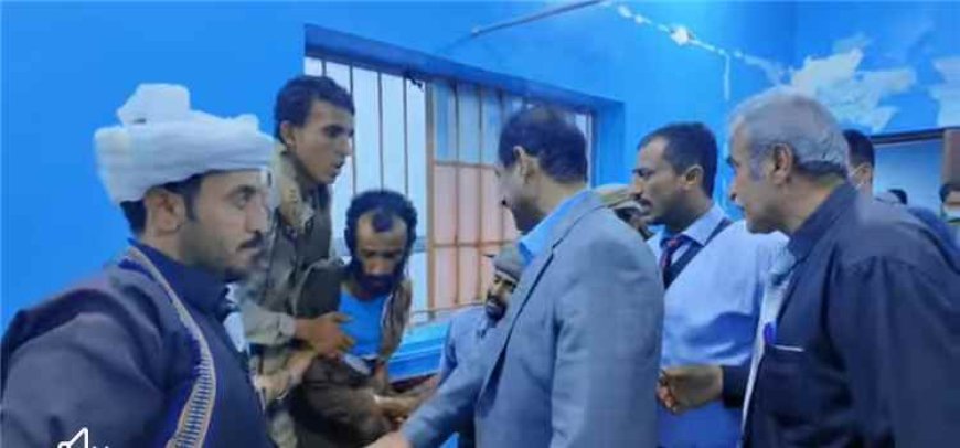 محافظ شبوة يتفقد جرحى الهجوم الصاروخي ويوجه بتوفير الرعاية الطبية اللازمة
