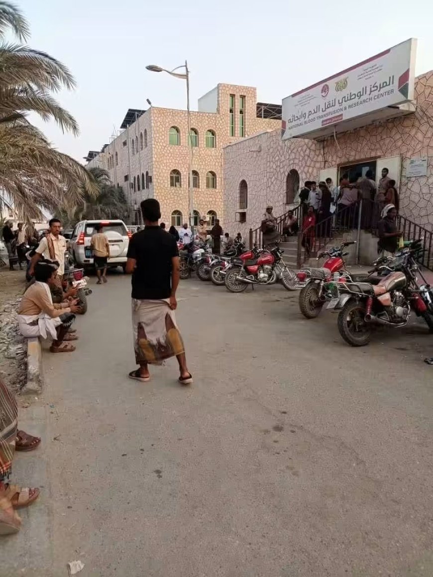 فزعة إنسانية في المكلا.. مواطنون يتوافدون للتبرع بالدم لجرحى شبوة