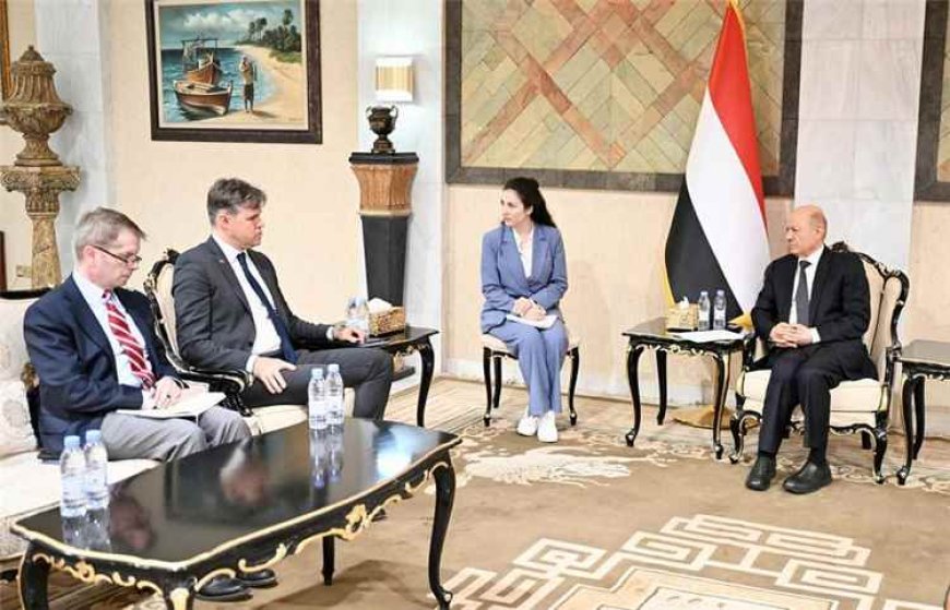 الرئيس العليمي يبحث مع القائم بالأعمال الأمريكي تصعيد الحوثيين ويؤكد استمرار عملية فجر اليمن
