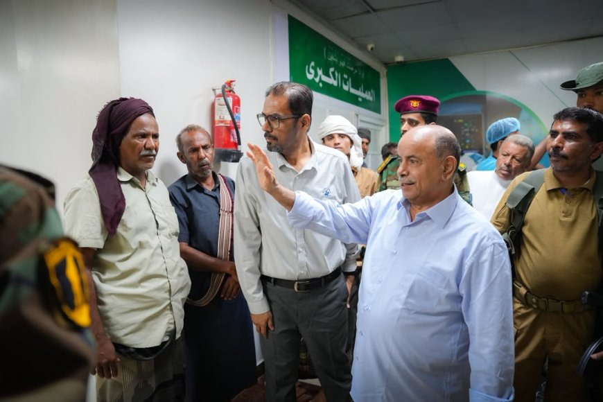 عقب الهجوم الدامي في شبوة.. الخنبشي يزور الجرحى وينقل تمنيات الرئيس العليمي
