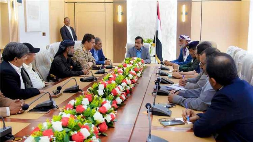 عقب استهداف معسكر العلم.. محافظ شبوة يترأس اجتماعاً لتعزيز دعم وإسناد جبهات القتال