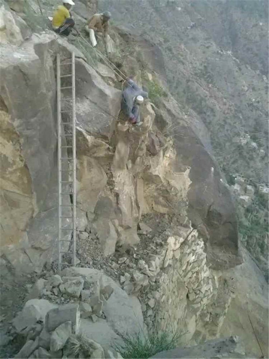 الحـ.ـوثيون يفجرون طريقا جبليا بين لحج وتعز