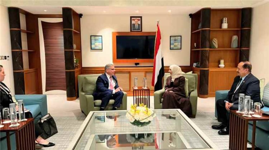 وزيرة الخارجية تبحث مع مسؤول أمريكي دعم الحكومة اليمنية ومواجهة تهديدات الحـ.ـوثيين